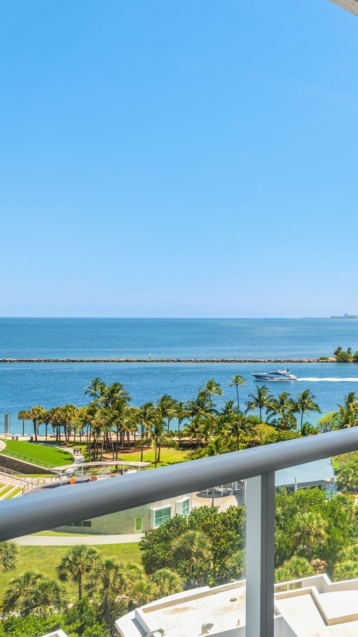 Un balcon avec vue sur la mer et un banc blanc