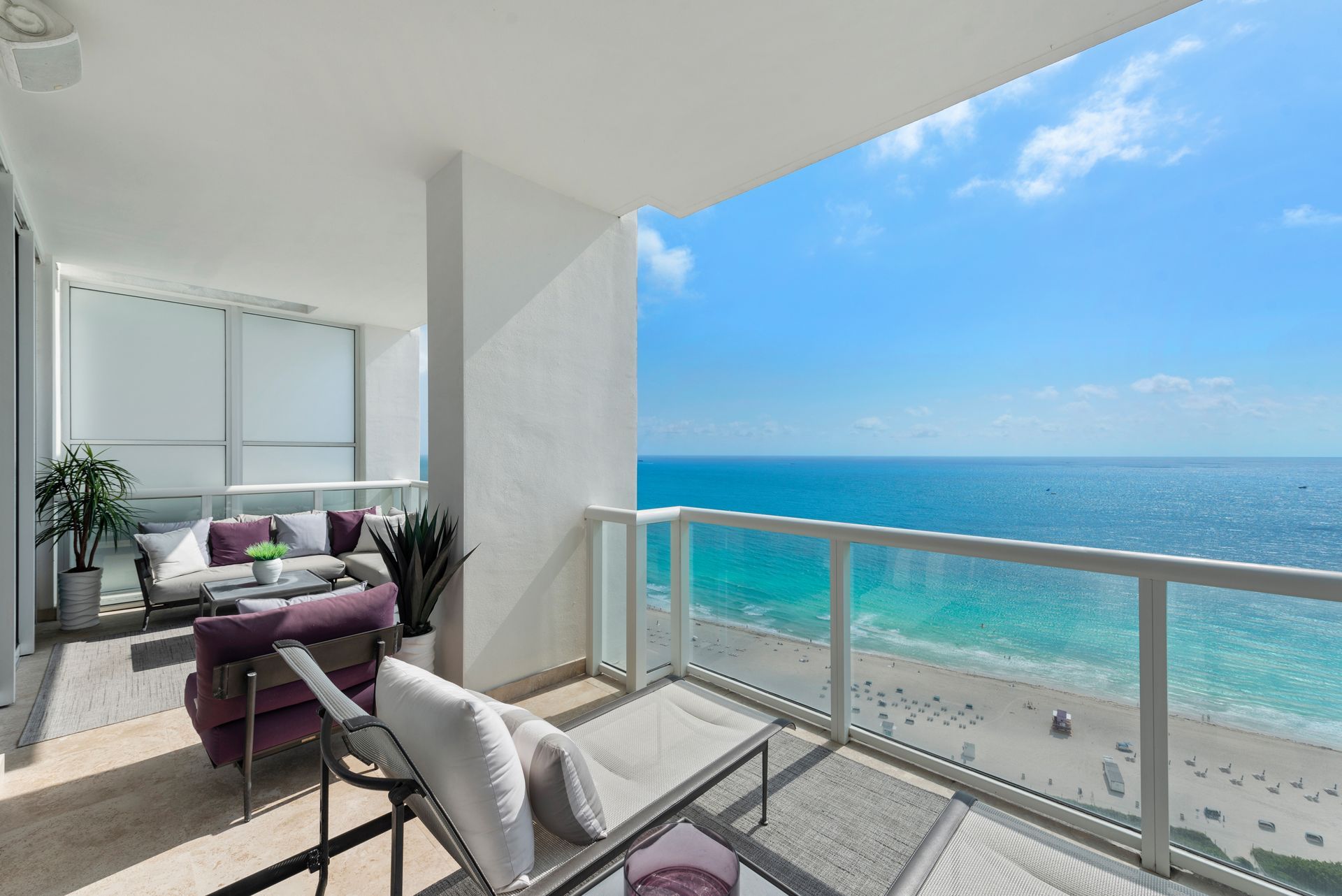 Un balcon avec vue sur la mer