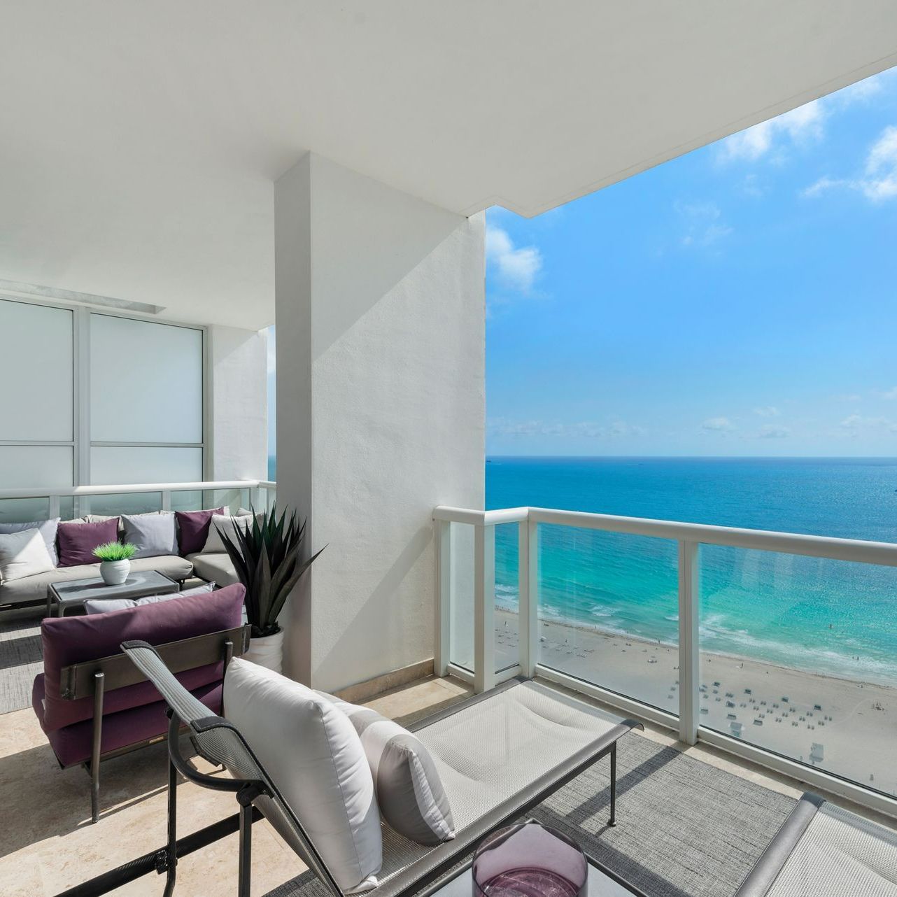 Un balcon avec vu sur la mer