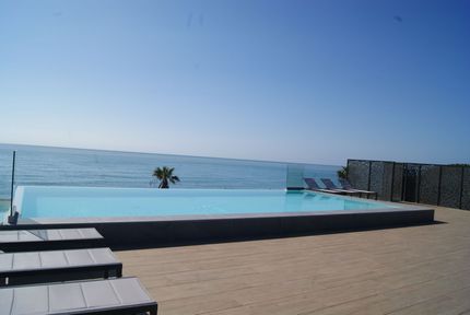 Une piscine en bord de mer