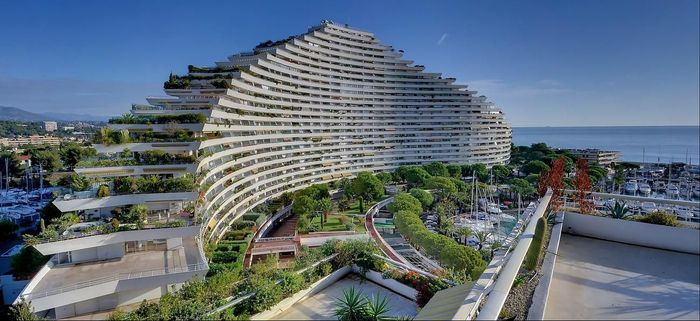Un immeuble avec un grand parc