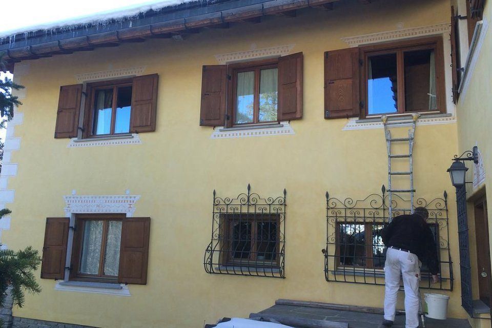 Mitarbeiter von Marcello Del Curto streicht Fassade