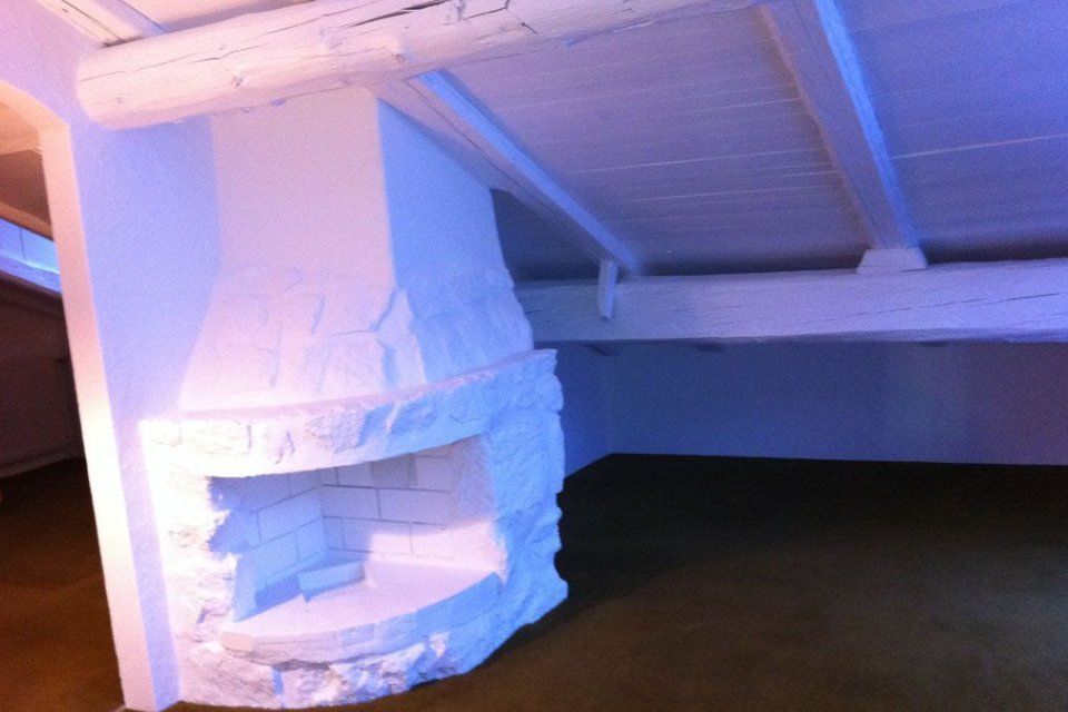 Zimmer mit Kamin, das von Marcello Del Curto gestrichen wurde