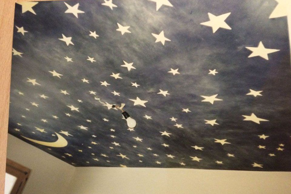 Zimmerdecke, die von Marcello Del Curto gestaltet wurde