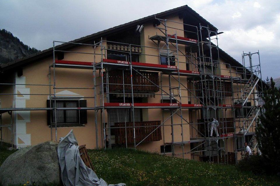 Gerüst von Marcello Del Curto an Hausfassade