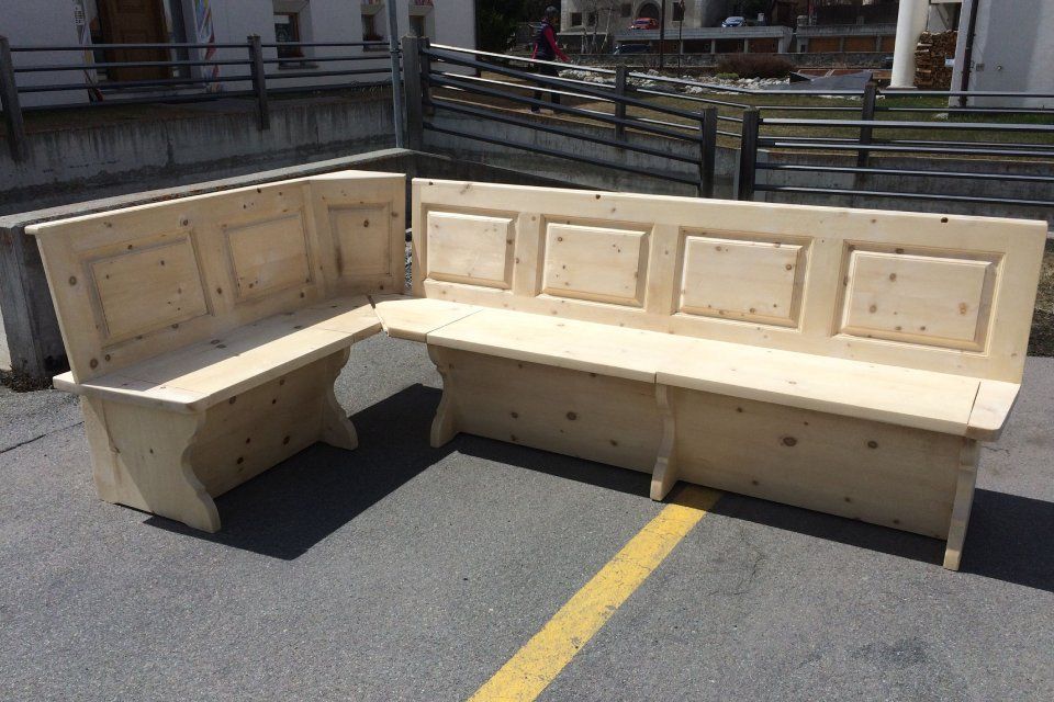 Holzmöbel, die von Marcello Del Curto gestrichen werden