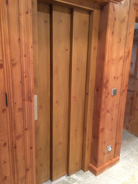 Holztür, die von Marcello Del Curto gestaltet wird