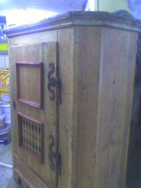 Holzschrank, der von Marcello Del Curto gestaltet wird