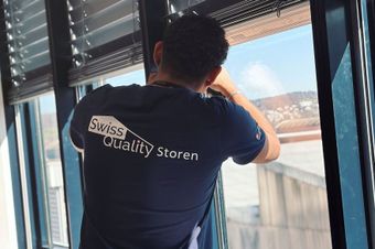 Jalousien werden am Fenster angebracht