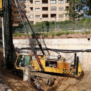 Una excavadora amarilla con una señal de advertencia roja.