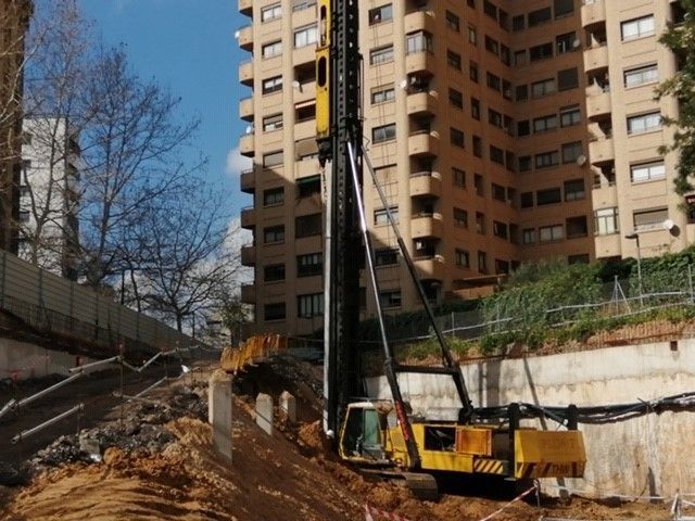 Un sitio de construcción con un gran edificio al fondo
