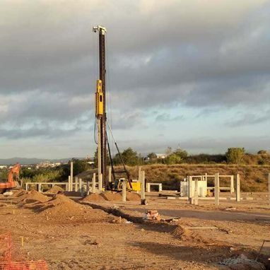 Un sitio de construcción con un taladro en el medio.