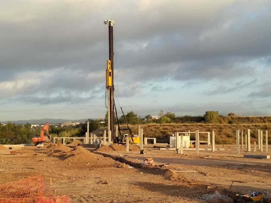 Un sitio de construcción con un taladro en el medio.