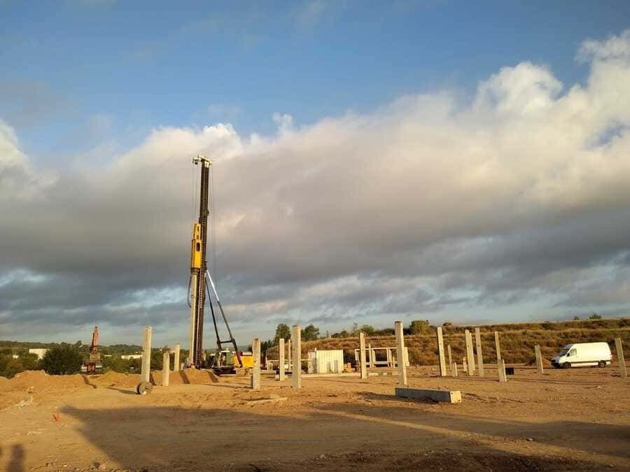 Un sitio de construcción con un cielo azul y nubes al fondo