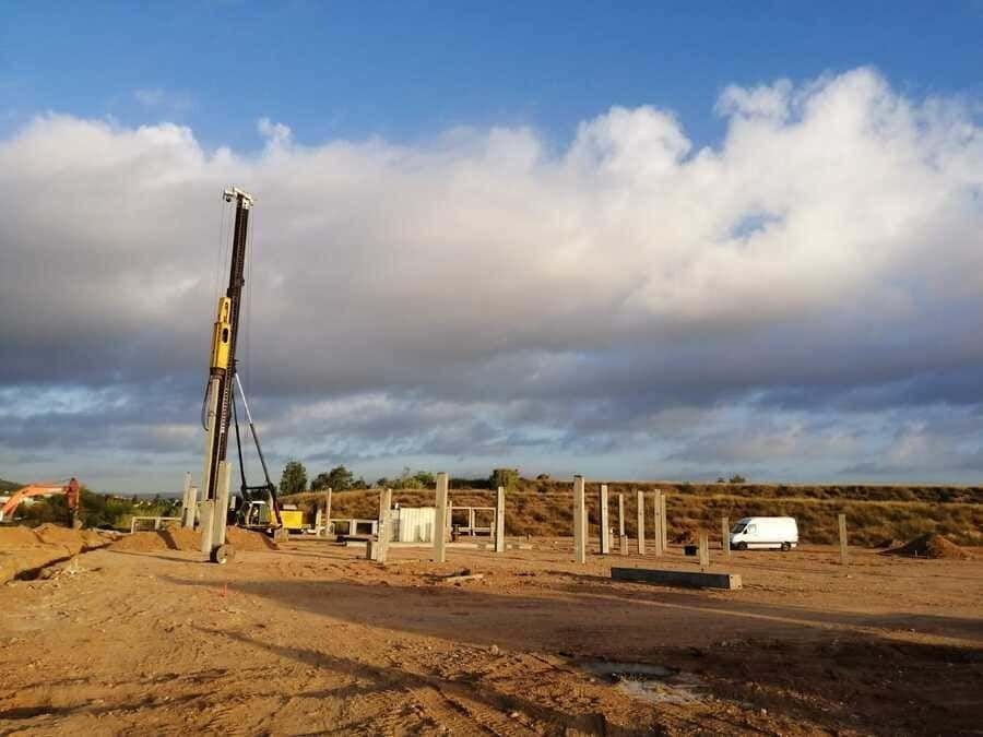 Un sitio de construcción con un cielo azul y nubes al fondo