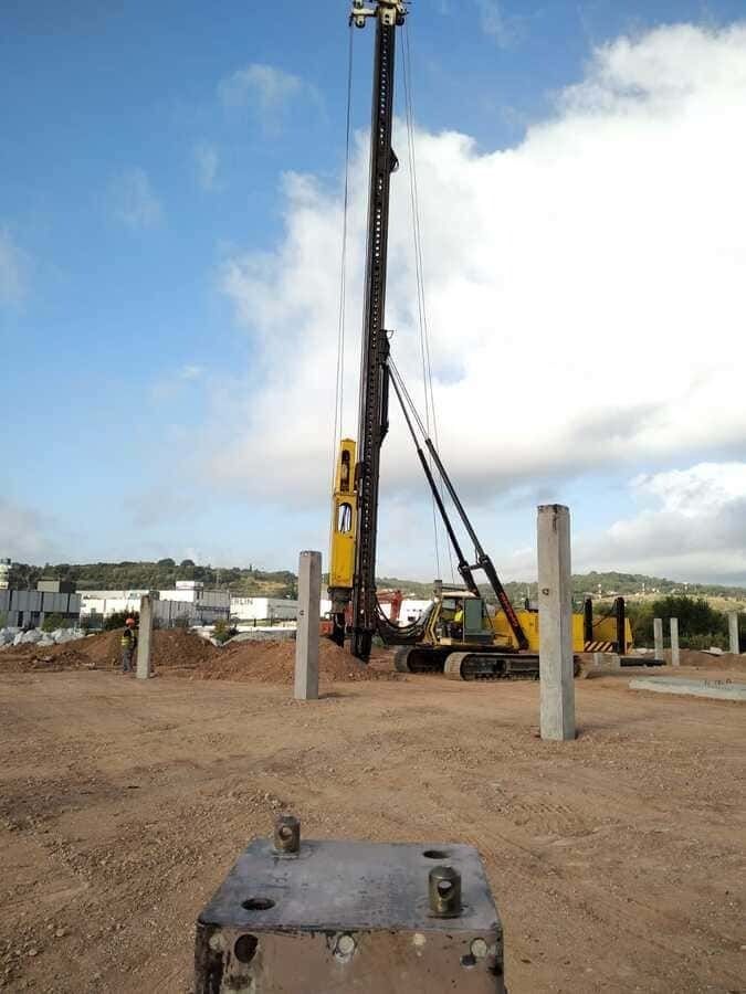 Una obra en construcción con una grúa en el medio.