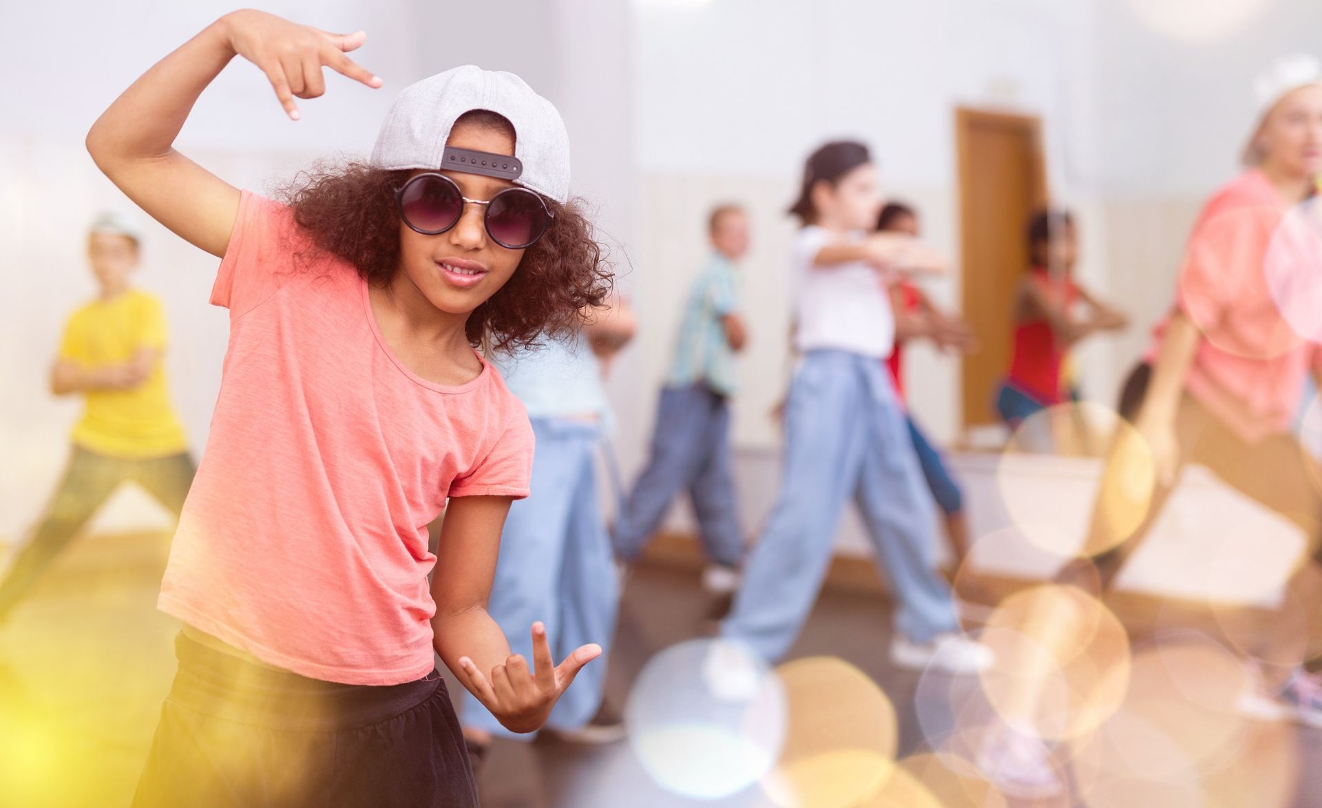 Mädchen aus einer Tanzschule posen als coole Tänzerinnen