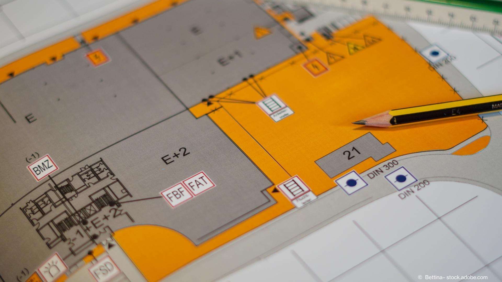 Detail Feuerwehrplan mit Fluchtwegen und Sicherheitskennzeichnung für Brandschutzkonzept