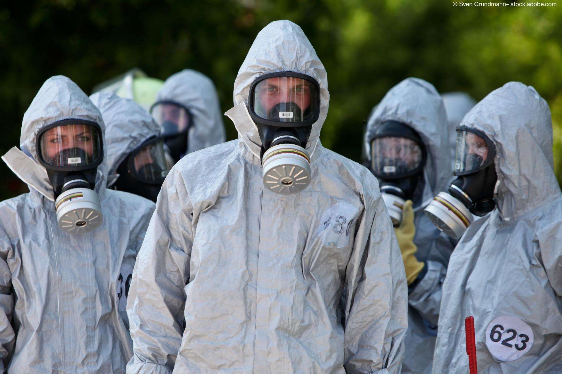 Einsatzkräfte mit Schutzanzug und Atemschutz bei Gefahrstoffeinsatz
