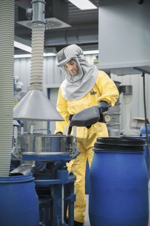 Vollschutzanzug mit Atemschutzsystem für Arbeiten in kontaminierter Umgebung und Gefahrstoffen