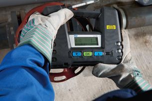 Gasmessgerät im Einsatz zur Detektion gefährlicher Gase im Arbeitsschutz