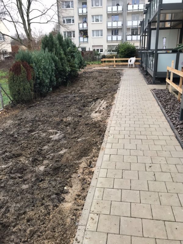 Weg an einem modernen Haus mit Baustelle