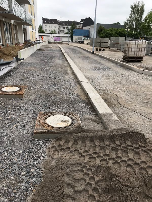 Weg an einem modernen Haus mit Baustelle