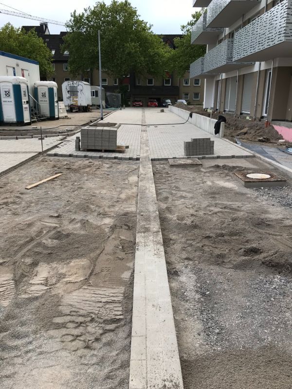 Weg an einem modernen Haus mit Baustelle