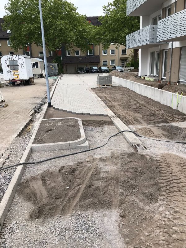 Baustelle auf einer Straße neben Häusern
