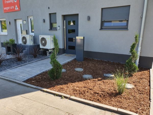 Neubau mit Vorgarten