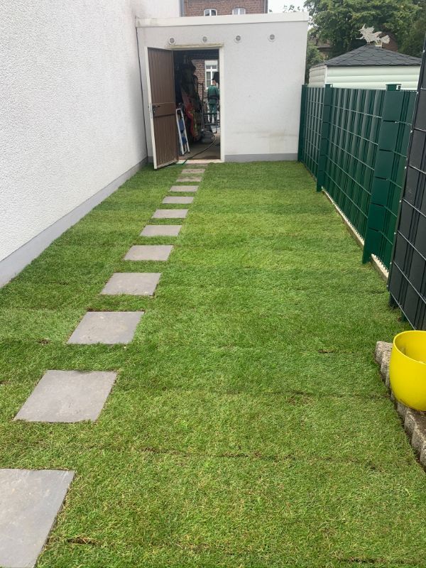 Weg neben einem Haus