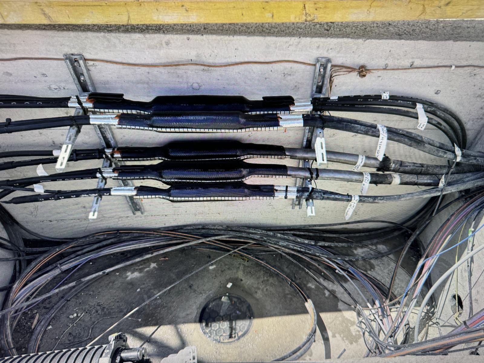 Un tas de fils pendent du plafond d'un bâtiment.