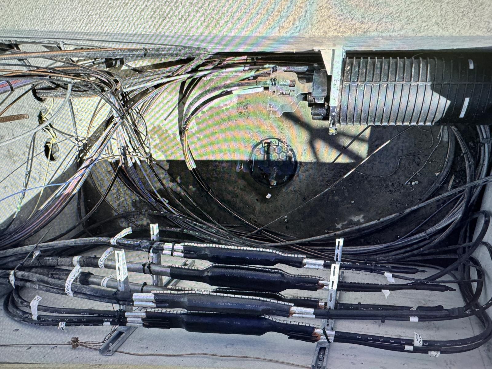 Un tas de fils traînent sur le sol dans une boîte.