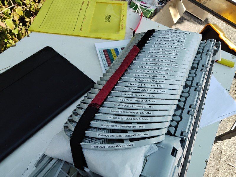 Un accordéon est posé sur une table à côté d'un cahier