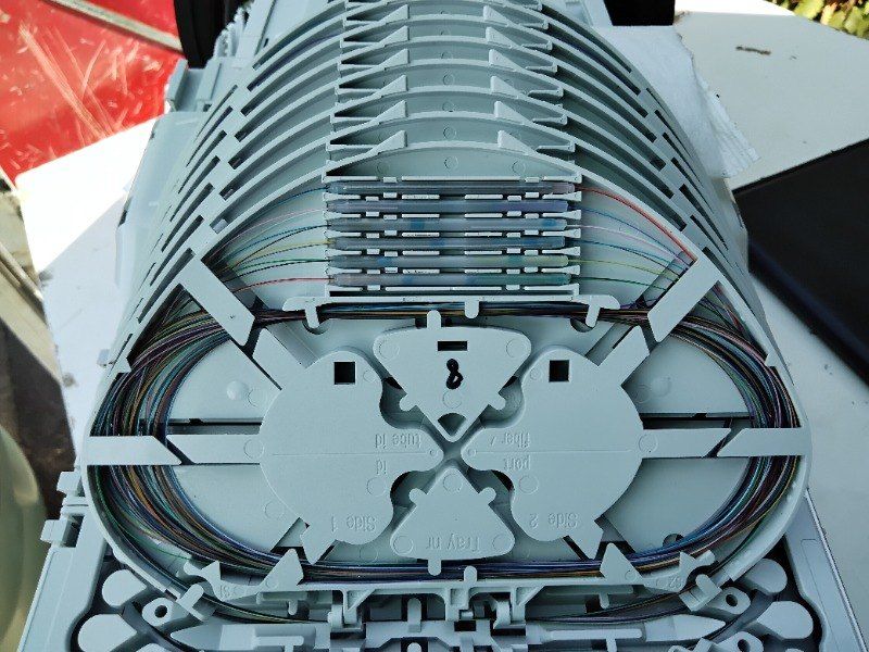 Un gros plan d'un répartiteur de fibre optique sur une table