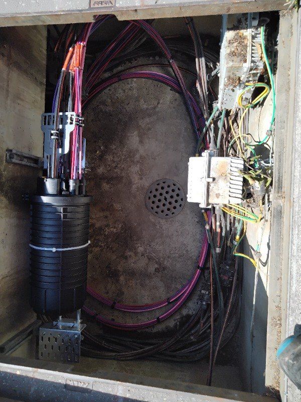 Une boîte sale avec un tas de fils dedans