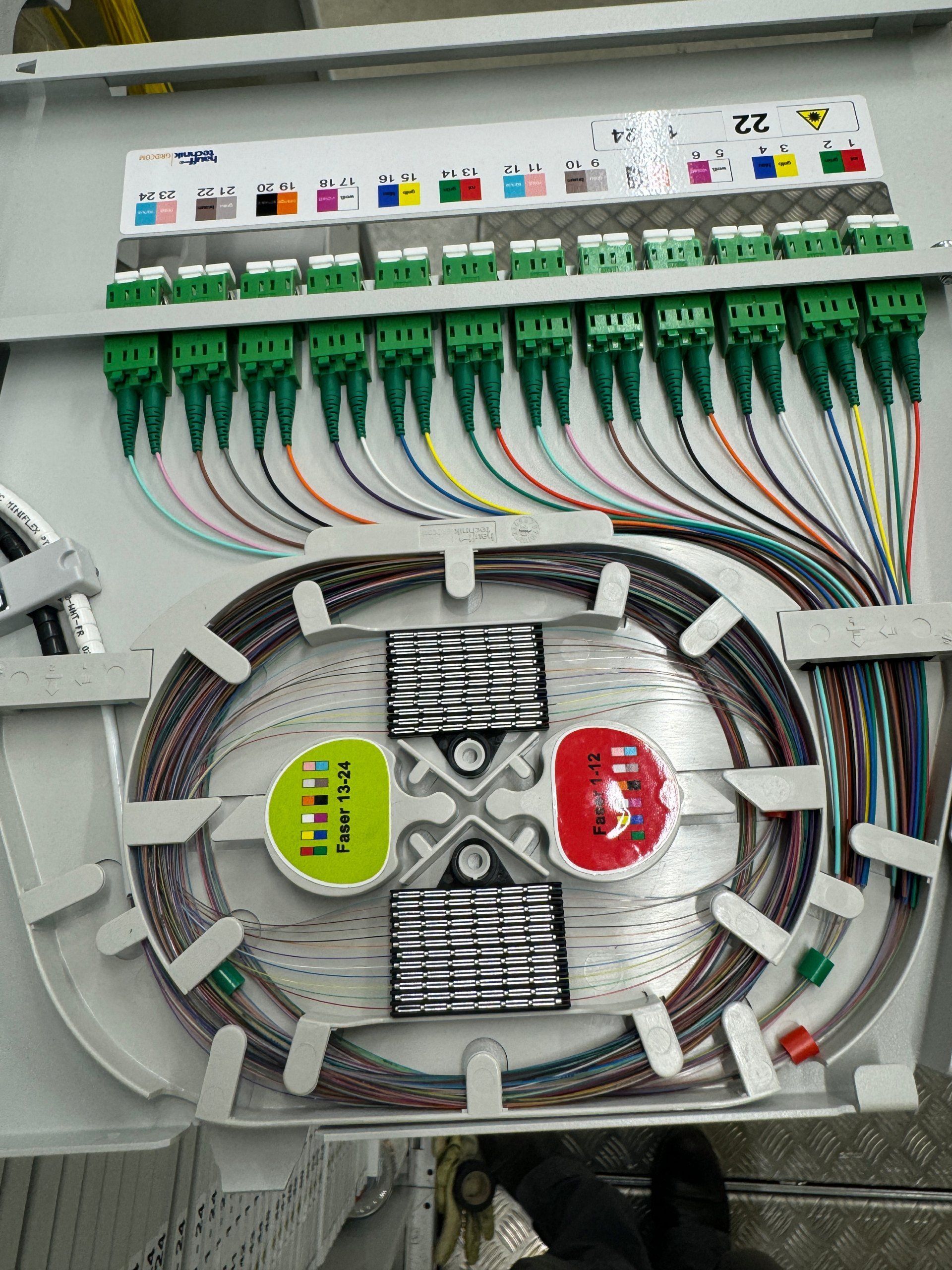 Une boîte blanche avec un tas de fils dedans