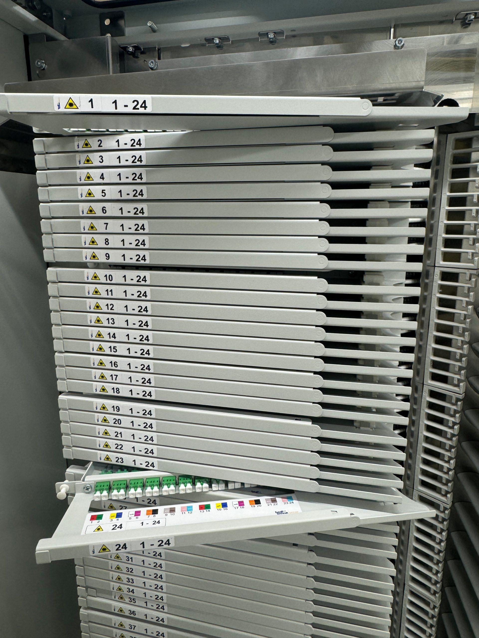 Une pile de CD avec les numéros 1 à 24 dessus