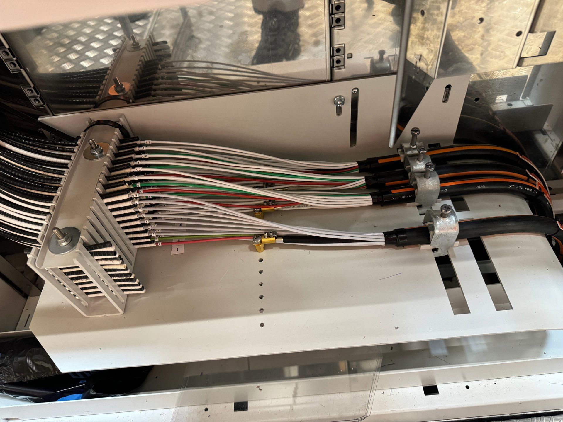 Un tas de fils sont connectés à une boîte blanche