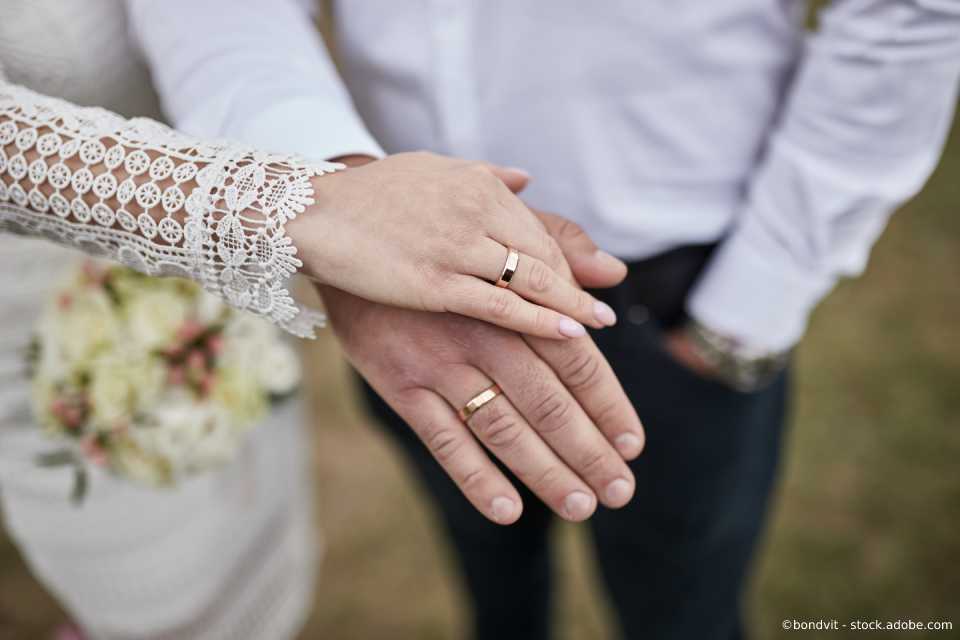 Verlobungsringe an den Händen des Paars