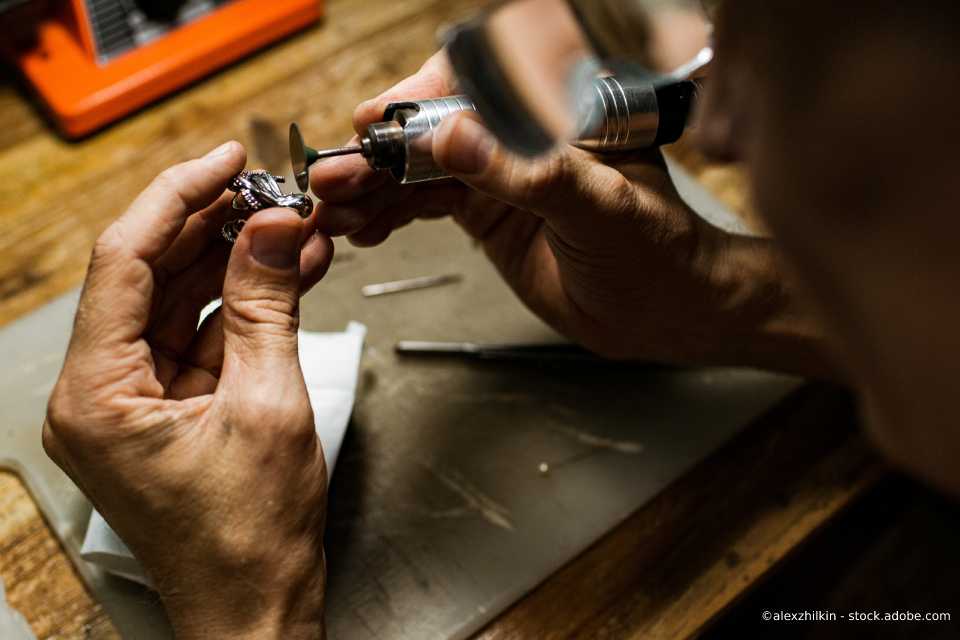 Juwelier bei der Arbeit