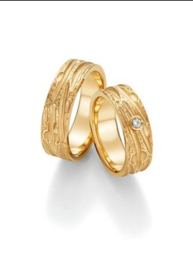 große, goldene Trauringe