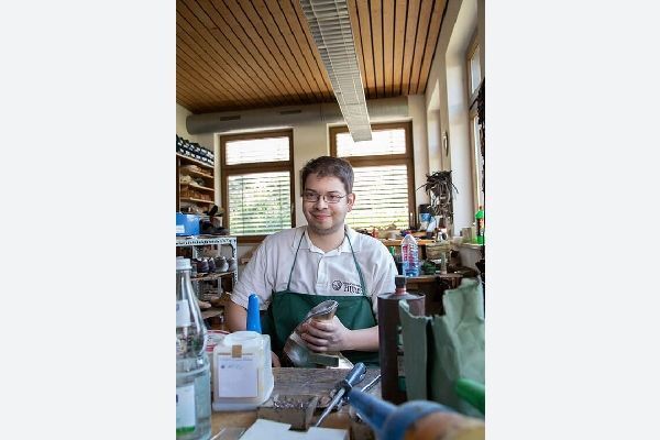 Schuhmacher von Orthopädie-Schuhtechnik Huber bei der Arbeit