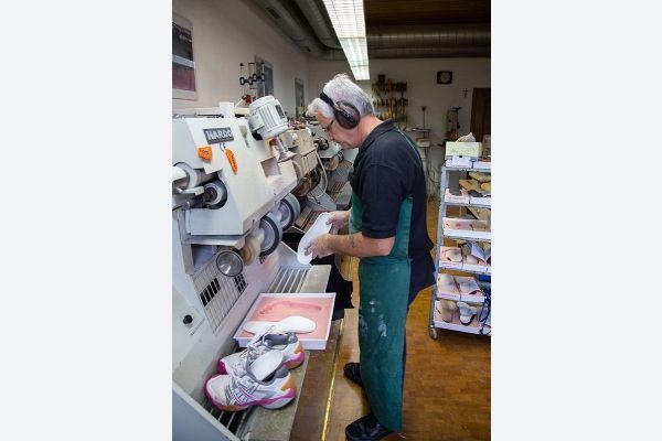 Schuhmacher von Orthopädie-Schuhtechnik Huber bei der Arbeit