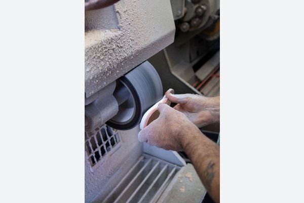 Schuhmacher von Orthopädie-Schuhtechnik Huber bei der Arbeit