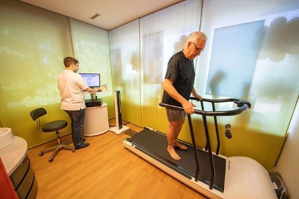 Mann läuft auf einem Laufband der Orthopädie-Schuhtechnik Huber