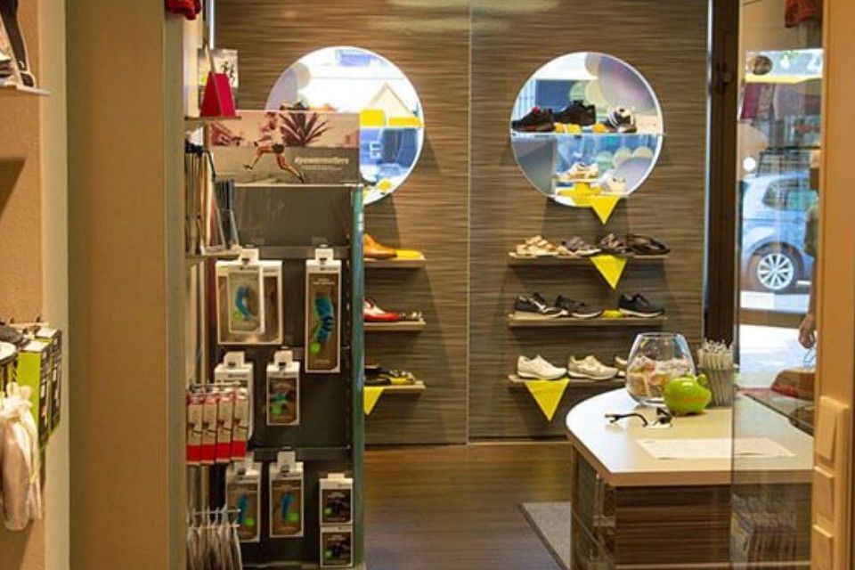 Schuhe im Geschäft der Orthopädie-Schuhtechnik Huber
