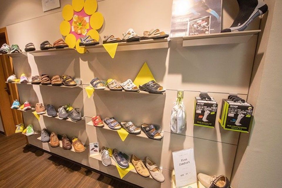 Schuhe im Geschäft der Orthopädie-Schuhtechnik Huber