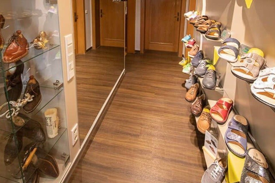 Schuhe im Geschäft der Orthopädie-Schuhtechnik Huber