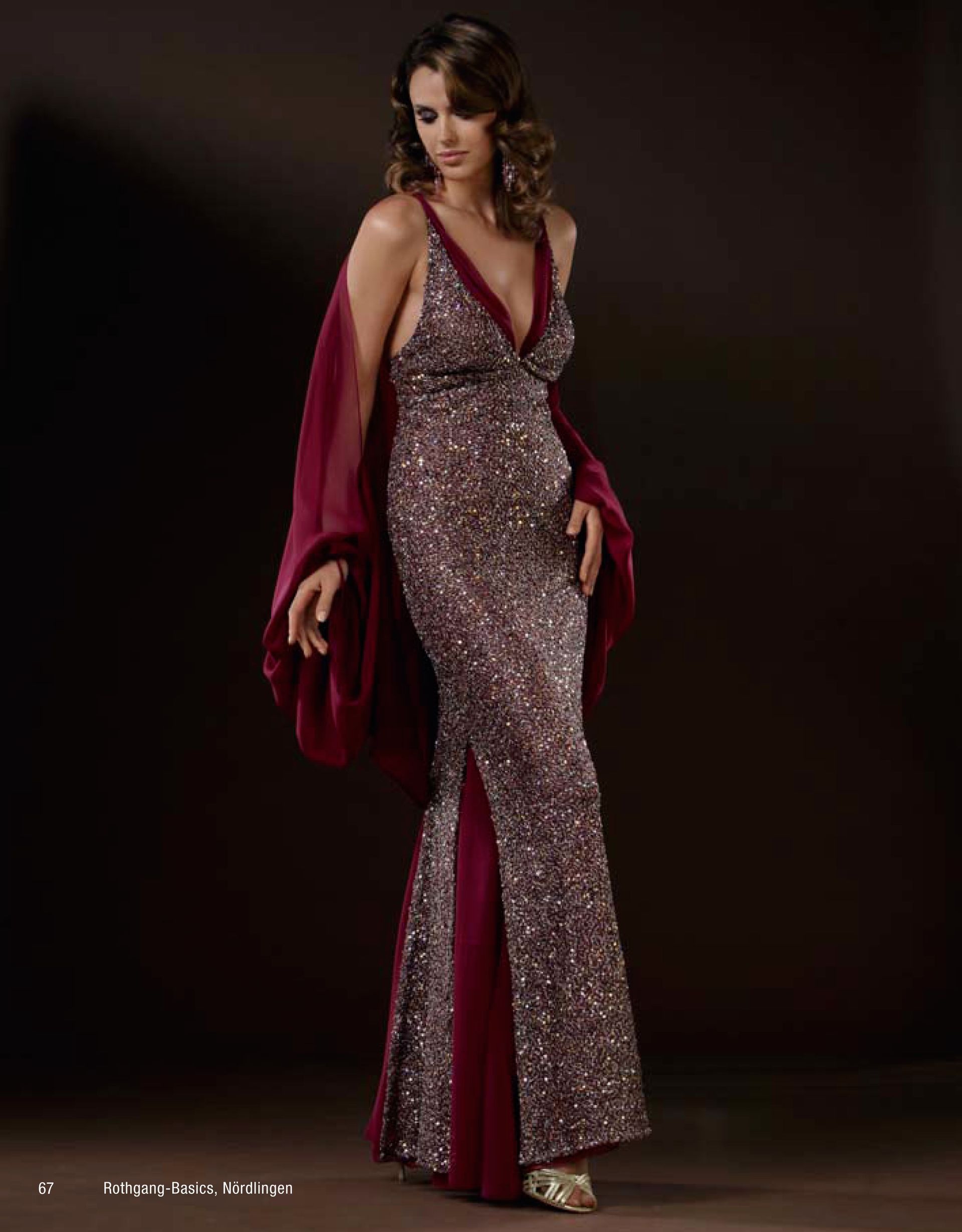 Eine Frau in einem weißen Kleid und einem Strohhut steht auf einem weißen Hintergrund.